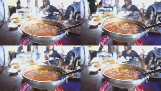 俯视图热辣的泰国咖喱，酸汤蔬菜和泰国香草，泰国著名风格的火锅在餐厅。高清在线视频素材下载