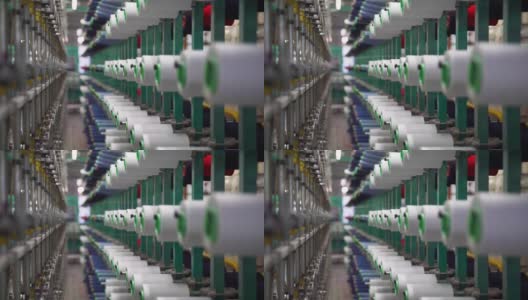 纺织厂工业整经机上的白纱轴筒管锥高清在线视频素材下载