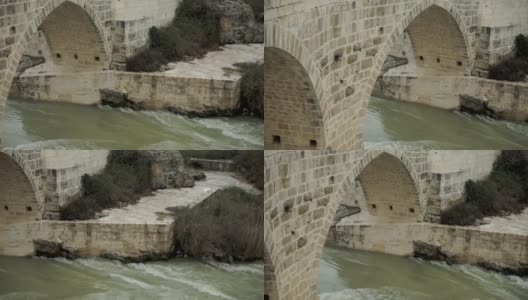 全景视频热风暴河流过桥下高清在线视频素材下载