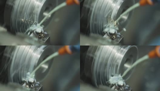数控铣床在工厂使用液体生产金属细节高清在线视频素材下载
