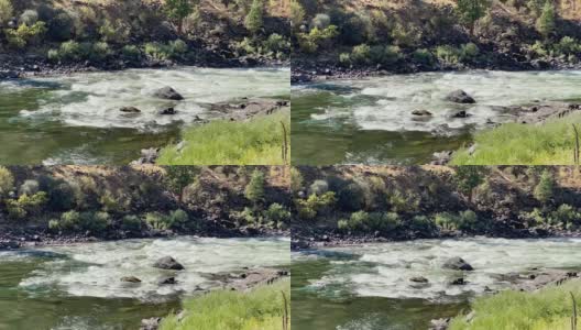 湍急的河流冲击着岩石嶙峋的山崖高清在线视频素材下载