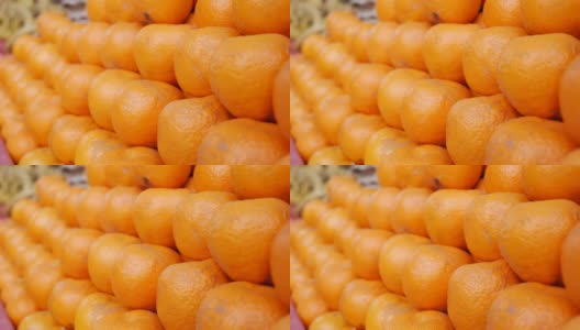 白天街边小吃摊上的新鲜多汁的橙子。顾客购买新鲜和有机水果高清在线视频素材下载