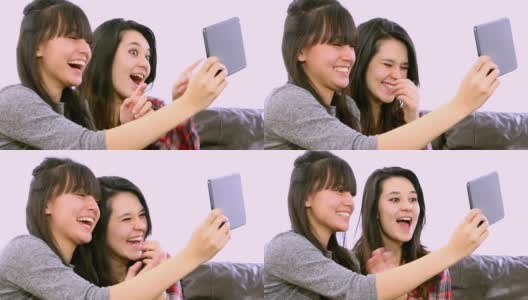 两个女孩,Skype。网络摄像头-股票视频高清在线视频素材下载