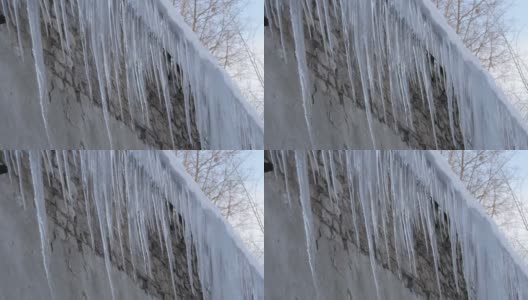 冬天，屋顶上有大量正在融化的冰柱高清在线视频素材下载