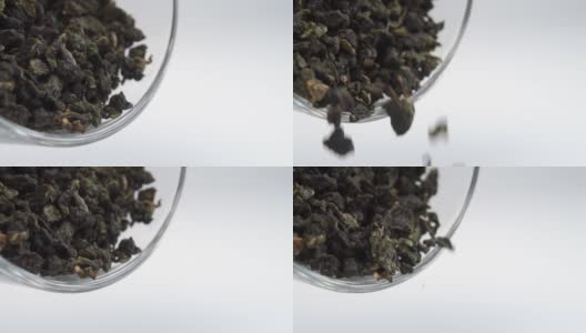 干绿茶叶特写在一个玻璃杯高清在线视频素材下载