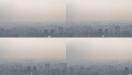 无人机拍摄的雾中城市的高楼和摩天大楼高清在线视频素材下载