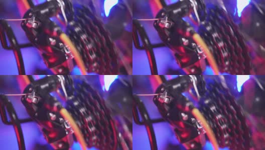 霓虹灯彩色的自行车细节。高清在线视频素材下载