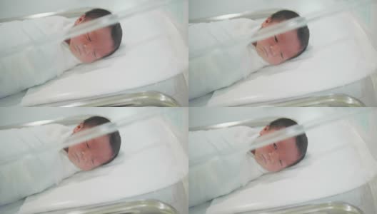 床上可爱的亚洲新生儿的肖像。高清在线视频素材下载