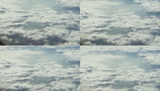 从飞机窗口俯瞰蓝天云层，这是令人惊叹的鸟瞰图。高清在线视频素材下载