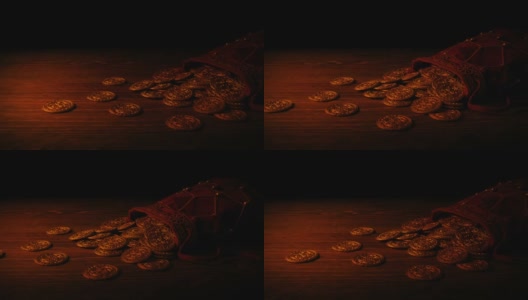 在中世纪的火光场景中经过的金币袋高清在线视频素材下载