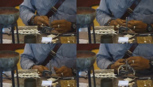 男人手工制作的银项链用煤气燃烧来粘合高清在线视频素材下载