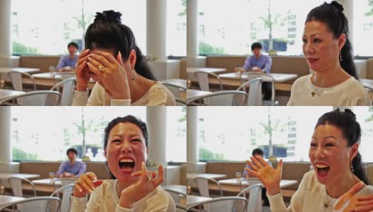 在咖啡厅里放松的日本老年妇女高清在线视频素材下载