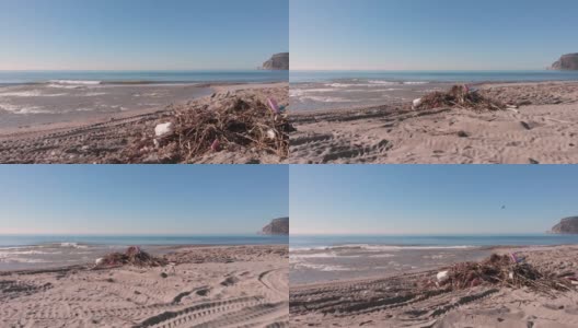 土耳其阿兰亚市一场强风暴过后，海滩被树木碎片和塑料垃圾污染。海滩上的垃圾。环境污染高清在线视频素材下载