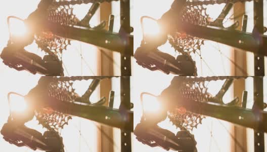 自行车框架细节，车轮辐条，齿轮和链条在日落高清在线视频素材下载