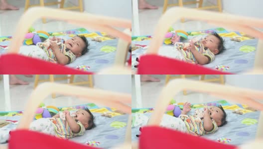 5个月大的婴儿玩玩具高清在线视频素材下载