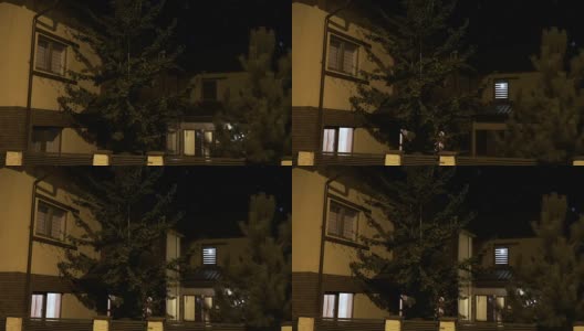 智能住宅的外观在夜晚逐渐照亮居民区的每个房间高清在线视频素材下载