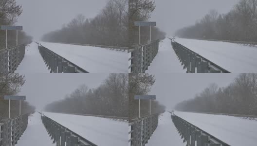 轨道道路，汽车骑冬天是非常沉重的户外雪暴风雪暴风雪俄罗斯高清在线视频素材下载