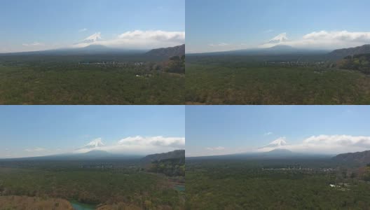 富士山从正二湖与蓝天，日本富士。航拍视频高清在线视频素材下载