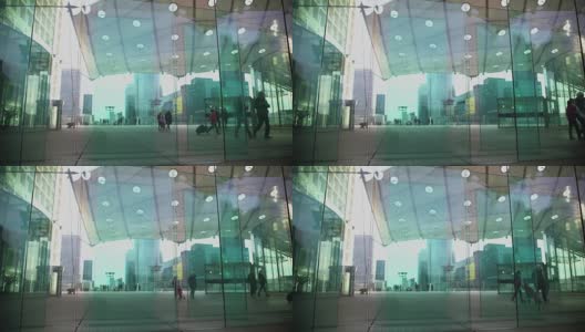 人们走在摩天大楼的创意玻璃入口附近，现代建筑高清在线视频素材下载