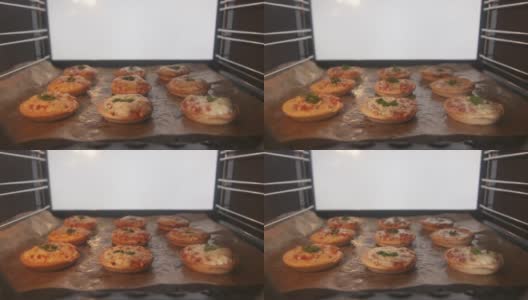 烘烤迷你披萨开胃菜在烤箱中延时小披萨。高清在线视频素材下载