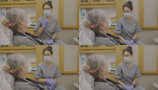 混血牙科保健师与年长的女病人交谈高清在线视频素材下载
