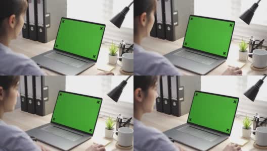 女人在用有色度键的笔记本电脑高清在线视频素材下载