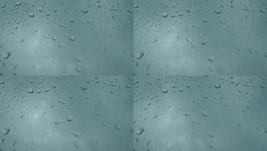 抽象的自然模式的雨滴孤立在多云的背景。在潮湿的汽车玻璃表面随机滑动。窗外阴天下雨。有选择性的重点高清在线视频素材下载