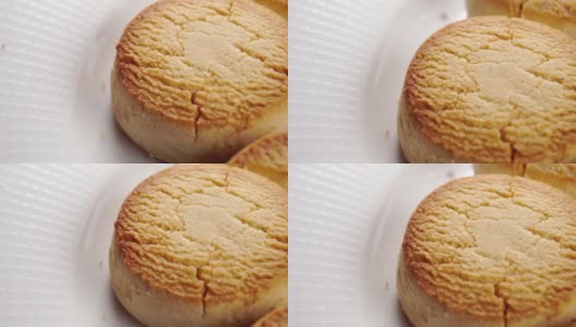 典型的西班牙polvoron。白色盘子里的传统酥饼高清在线视频素材下载