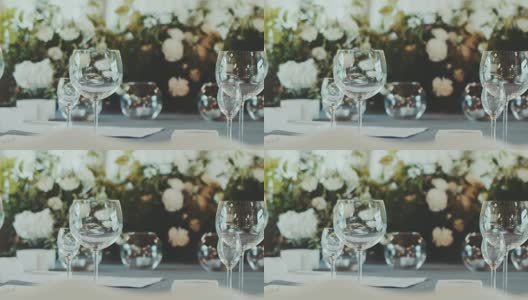 白色花朵装饰的婚宴场地高清在线视频素材下载