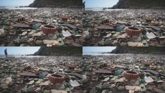 扔在海边的垃圾。环境污染的概念。生态问题。破坏地球的生态系统。高清在线视频素材下载