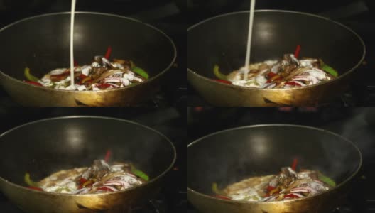 用火将奶油炒入牛排和胡椒混合物中高清在线视频素材下载