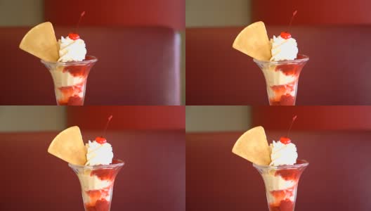 草莓圣代冰淇淋高清在线视频素材下载