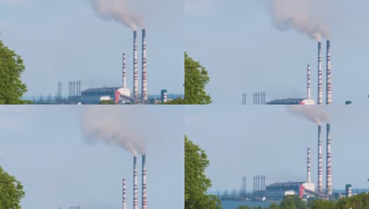 燃煤电厂的高管道，黑烟向上移动污染大气。以化石燃料的概念生产电能高清在线视频素材下载