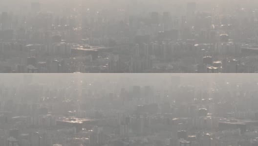 无人机拍摄的雾中城市的高楼和摩天大楼高清在线视频素材下载