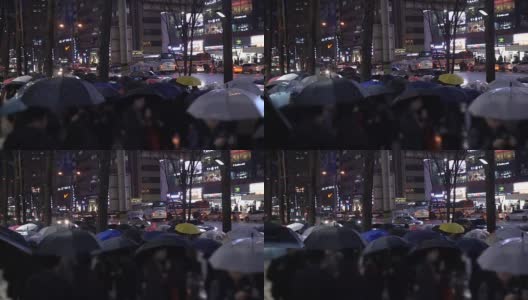 韩国首尔，雨夜行人过马路。慢动作高清在线视频素材下载