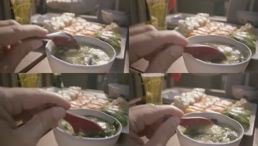 在寿司晚餐中搅拌味噌汤高清在线视频素材下载