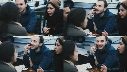 快乐的朋友在土耳其伊斯坦布尔喝热茶高清在线视频素材下载