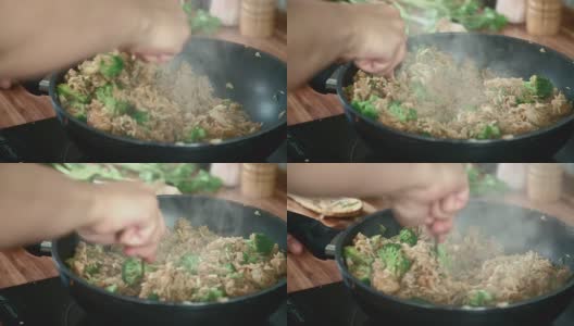 炒饭的蔬菜和鸡肉高清在线视频素材下载