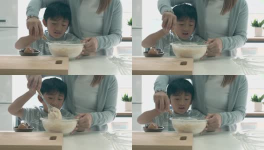 Mother and son baking together高清在线视频素材下载