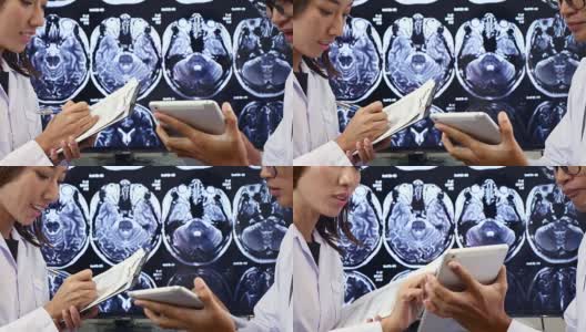 两位医生在数字平板电脑上讨论核磁共振扫描高清在线视频素材下载