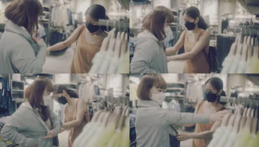 乐乐两个戴着面具的老女人一起在商场购物。高清在线视频素材下载