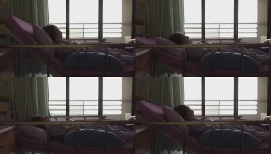 年老的女病人躺在医院的病床上高清在线视频素材下载