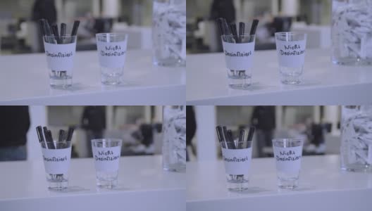 有标签的杯子里有消毒的钢笔高清在线视频素材下载