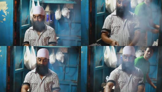 锡克教男子在印度德里准备烧烤烤鸡高清在线视频素材下载