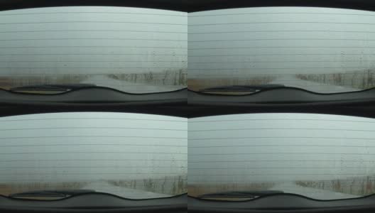 在雨中行驶，透过汽车后挡风玻璃观看高清在线视频素材下载