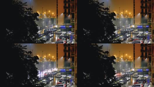 城市降雨期间的夜间交通延时高清在线视频素材下载