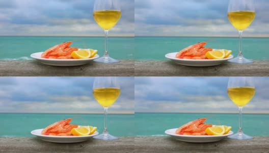 虾仁、柠檬和葡萄酒的静物盘高清在线视频素材下载
