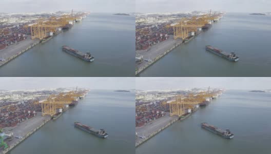 一艘满载集装箱的船正准备停靠在一个现代化的商业码头高清在线视频素材下载