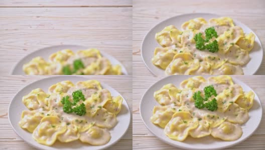 配蘑菇奶油酱和芝士的意大利饺子高清在线视频素材下载