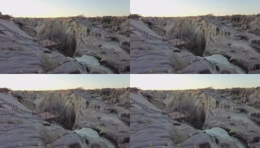 日落时分，与游客一起在北角奥格拉比瀑布眺望峡谷高清在线视频素材下载